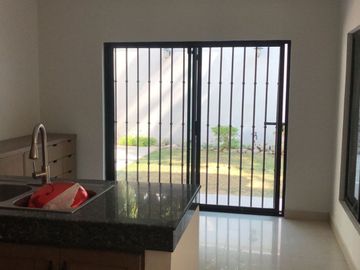 Casa amplia con colindancia laguna de las ilusiones Privada Golondrinas