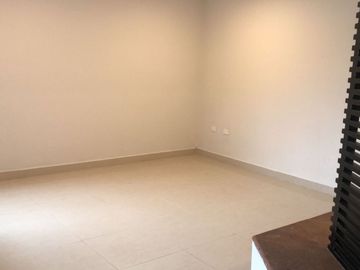 Casa amplia con colindancia laguna de las ilusiones Privada Golondrinas