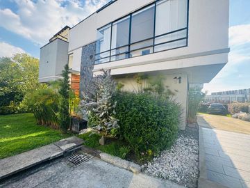 PRECIOSA Y AMPLÍSIMA CASA CAMPESTRE DE 380 M2 EN LOTE DE 435M2 EN EL SECTOR DE LA FLORIDA, MANIZALES