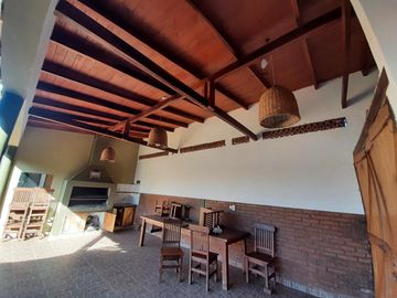 EN VENTA HERMOSA CASA 4 DORMITORIOS