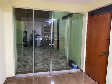 Se Vende Casa De 458M2 Con Área Libre, Amplio Departamento Y Tres Locales Comerciales En Av. Santa Cruz Huertos De Lurín – Lurín