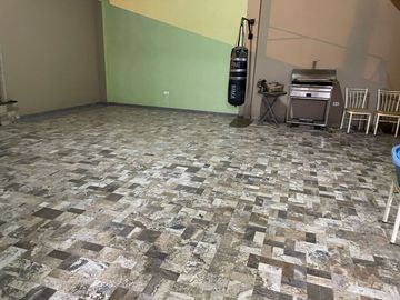 Se Vende Casa De 458M2 Con Área Libre, Amplio Departamento Y Tres Locales Comerciales En Av. Santa Cruz Huertos De Lurín – Lurín