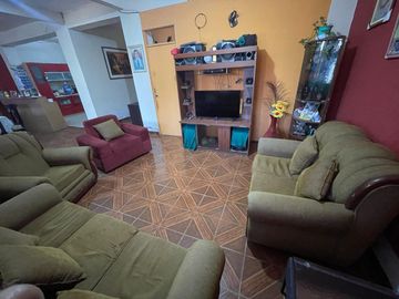 Se Vende Casa De 458M2 Con Área Libre, Amplio Departamento Y Tres Locales Comerciales En Av. Santa Cruz Huertos De Lurín – Lurín