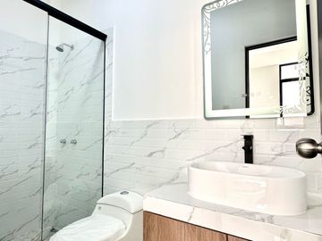 HERMOSA CASA DE TRES PISOS  EN VENTA - URB. MIRAFLORES COUNTRY CLUB