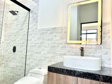 HERMOSA CASA DE TRES PISOS  EN VENTA - URB. MIRAFLORES COUNTRY CLUB