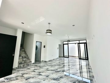 HERMOSA CASA DE TRES PISOS  EN VENTA - URB. MIRAFLORES COUNTRY CLUB