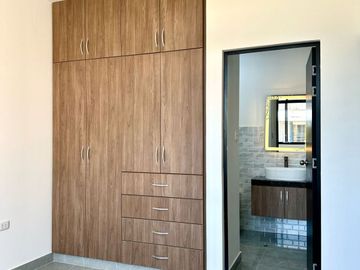HERMOSA CASA DE TRES PISOS  EN VENTA - URB. MIRAFLORES COUNTRY CLUB