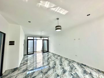 HERMOSA CASA DE TRES PISOS  EN VENTA - URB. MIRAFLORES COUNTRY CLUB