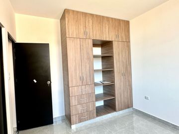 HERMOSA CASA DE TRES PISOS  EN VENTA - URB. MIRAFLORES COUNTRY CLUB