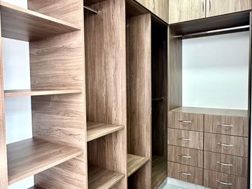 HERMOSA CASA DE TRES PISOS  EN VENTA - URB. MIRAFLORES COUNTRY CLUB