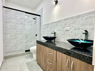 HERMOSA CASA DE TRES PISOS  EN VENTA - URB. MIRAFLORES COUNTRY CLUB