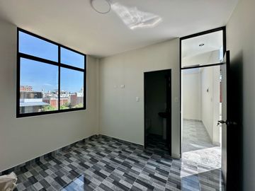 HERMOSA CASA DE TRES PISOS  EN VENTA - URB. MIRAFLORES COUNTRY CLUB