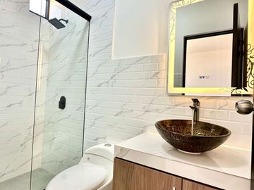 HERMOSA CASA DE TRES PISOS  EN VENTA - URB. MIRAFLORES COUNTRY CLUB