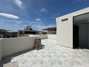 HERMOSA CASA DE TRES PISOS  EN VENTA - URB. MIRAFLORES COUNTRY CLUB