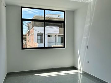 HERMOSA CASA DE TRES PISOS  EN VENTA - URB. MIRAFLORES COUNTRY CLUB
