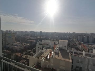 Departamento De 3 Dormitorios, Balcón, Espectacular Vista. Cerca A Todo, Áreas Comunes, Piscina, Zona De Parrilla, Juegos Para Niños.