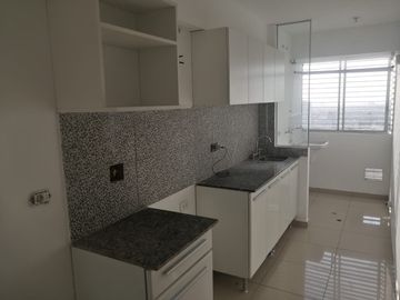 Departamento De 3 Dormitorios, Balcón, Espectacular Vista. Cerca A Todo, Áreas Comunes, Piscina, Zona De Parrilla, Juegos Para Niños.