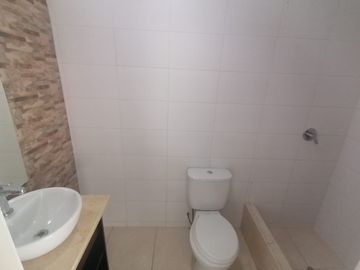 Departamento De 3 Dormitorios, Balcón, Espectacular Vista. Cerca A Todo, Áreas Comunes, Piscina, Zona De Parrilla, Juegos Para Niños.
