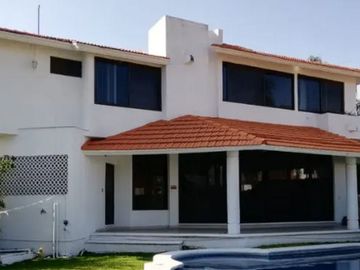 VENTA DE GRANDE CASA EN LOMAS DE COCOYOC, MORELOS.