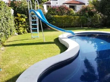VENTA DE GRANDE CASA EN LOMAS DE COCOYOC, MORELOS.