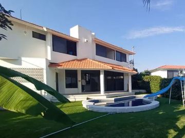 VENTA DE GRANDE CASA EN LOMAS DE COCOYOC, MORELOS.