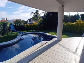 VENTA DE GRANDE CASA EN LOMAS DE COCOYOC, MORELOS.