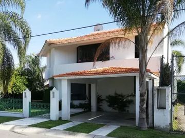 VENTA DE GRANDE CASA EN LOMAS DE COCOYOC, MORELOS.