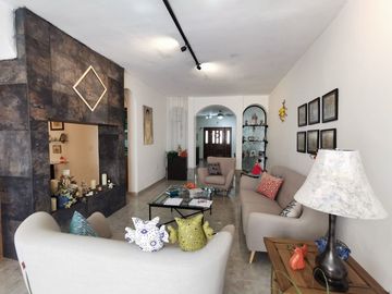 Casa con Departamento Independiente en Segundo Piso