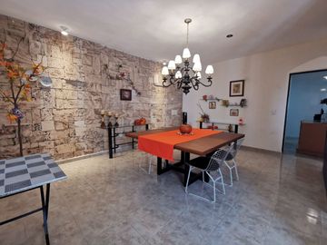 Casa con Departamento Independiente en Segundo Piso