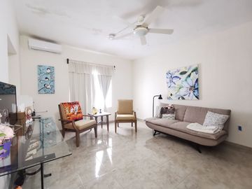 Casa con Departamento Independiente en Segundo Piso