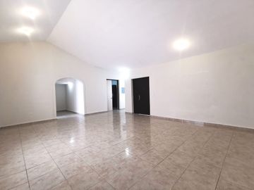 Casa con Departamento Independiente en Segundo Piso
