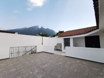 Casa con Departamento Independiente en Segundo Piso