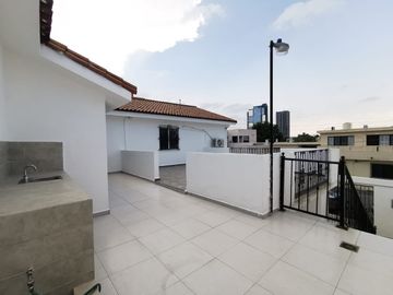 Casa con Departamento Independiente en Segundo Piso