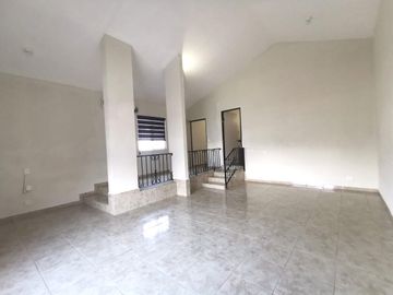 Casa con Departamento Independiente en Segundo Piso