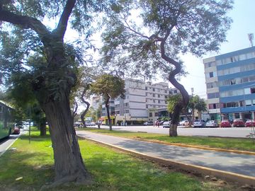 EXCELENTE OPORTUNIDAD DE INVERSIÓN!!! SE VENDE CASA COMO TERRENO ZONIFICACIÓN RDA COMPATIBLE CON CZ EN AV. SALAVERRY