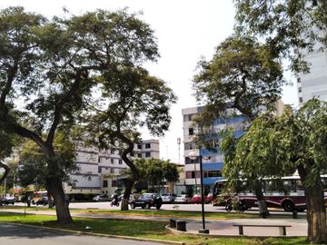 EXCELENTE OPORTUNIDAD DE INVERSIÓN!!! SE VENDE CASA COMO TERRENO ZONIFICACIÓN RDA COMPATIBLE CON CZ EN AV. SALAVERRY