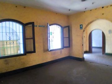EXCELENTE OPORTUNIDAD DE INVERSIÓN!!! SE VENDE CASA COMO TERRENO ZONIFICACIÓN RDA COMPATIBLE CON CZ EN AV. SALAVERRY