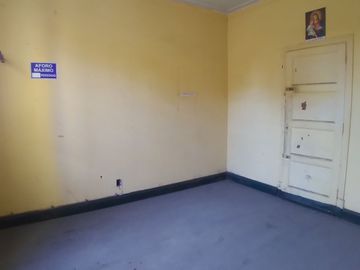 EXCELENTE OPORTUNIDAD DE INVERSIÓN!!! SE VENDE CASA COMO TERRENO ZONIFICACIÓN RDA COMPATIBLE CON CZ EN AV. SALAVERRY
