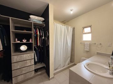 Casa en venta en Alta California, dentro de coto