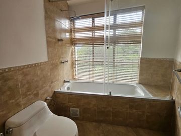 Tumbaco, Sector Gasolinera Puma, Amplio departamento de 3 dormitorios en venta