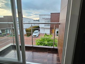VENDO CASA PRECIOSA EN CONJUNTO CERRADO EN LA FLORIDA, MANIZALE,  DE 137M2 MAS DECK Y ZONA VERDE.