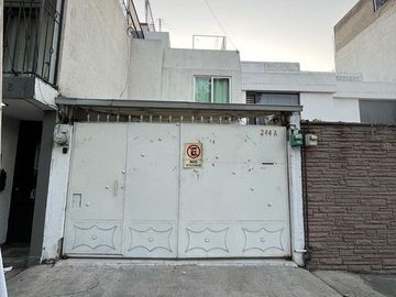CASA EN VENTA CERCA DE PIRULES TLALNEPANTLA