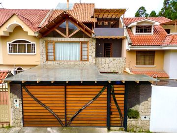 En Venta Casa en el Sector Río Sol Avenida Pumapungo
