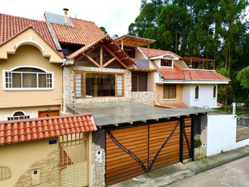 En Venta Casa en el Sector Río Sol Avenida Pumapungo