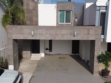 CASA EN VENTA EN EL RESIDECIAL LA CIMA $4,700,000