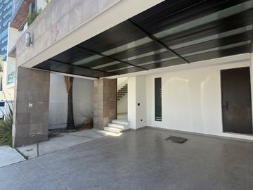 CASA EN VENTA EN EL RESIDECIAL LA CIMA $4,700,000