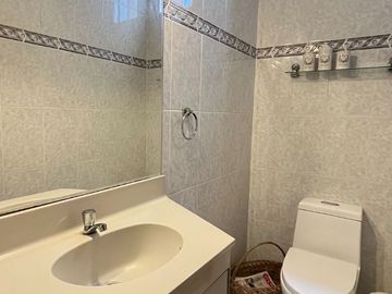 VENDO DPTO. EN SAN BORJA, amplios dormitorios, frente parque