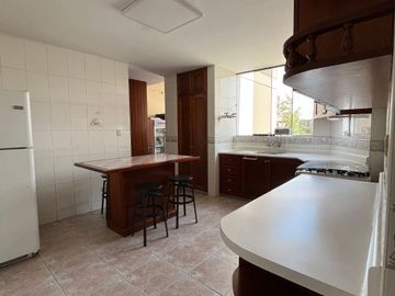 VENDO DPTO. EN SAN BORJA, amplios dormitorios, frente parque