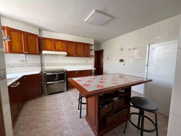 VENDO DPTO. EN SAN BORJA, amplios dormitorios, frente parque