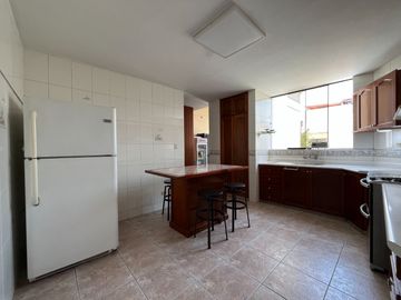VENDO DPTO. EN SAN BORJA, amplios dormitorios, frente parque